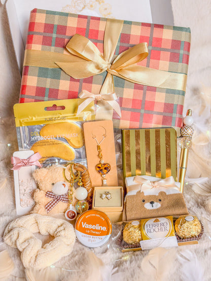 Présentation de la Bear Cozy Box avec paquet cadeau à carreaux et ruban doré