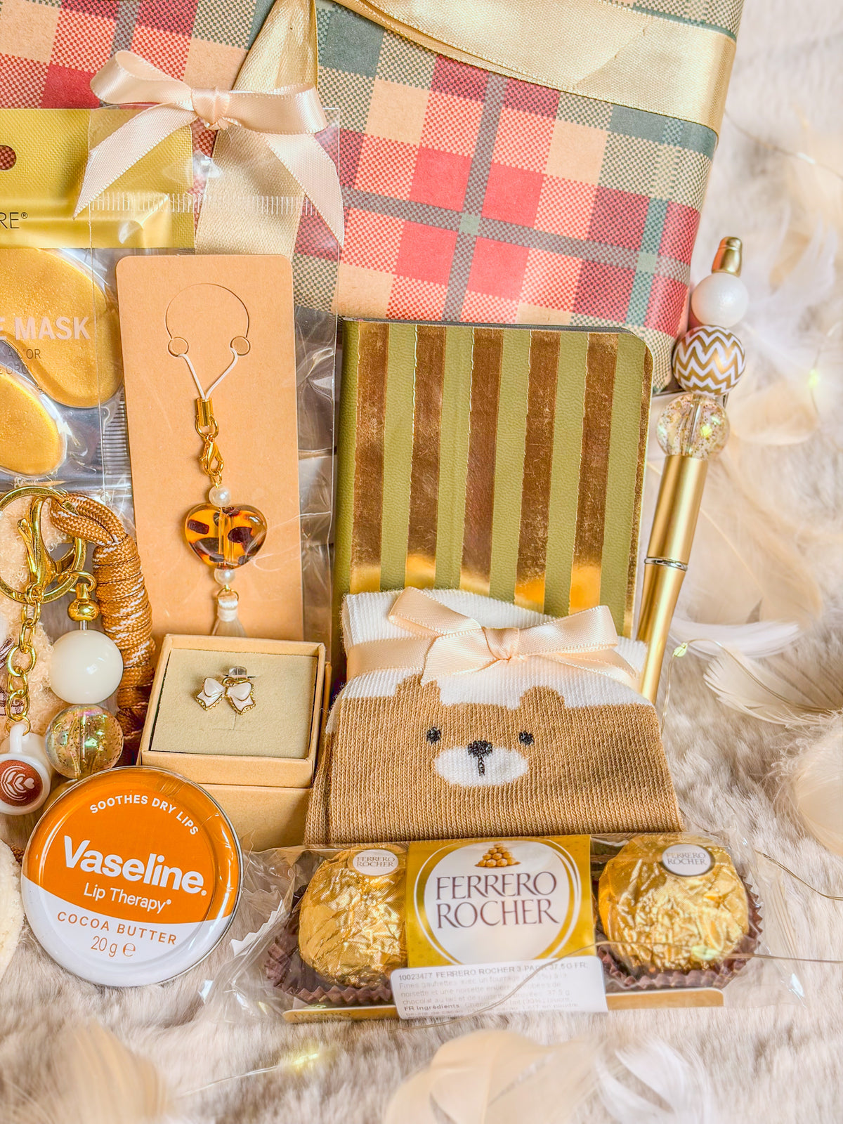 Carnet doré, stylo perlé, chaussettes ourson et Ferrero Rocher du coffret BloomLov