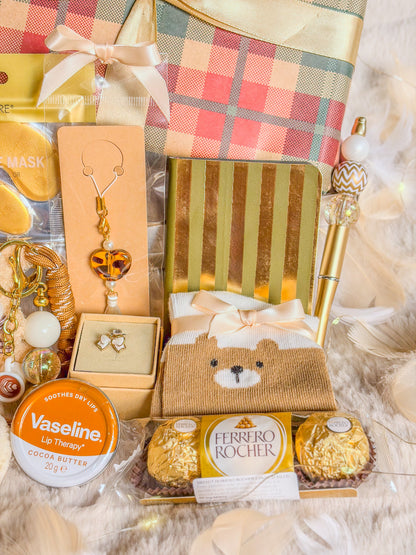 Carnet doré, stylo perlé, chaussettes ourson et Ferrero Rocher du coffret BloomLov