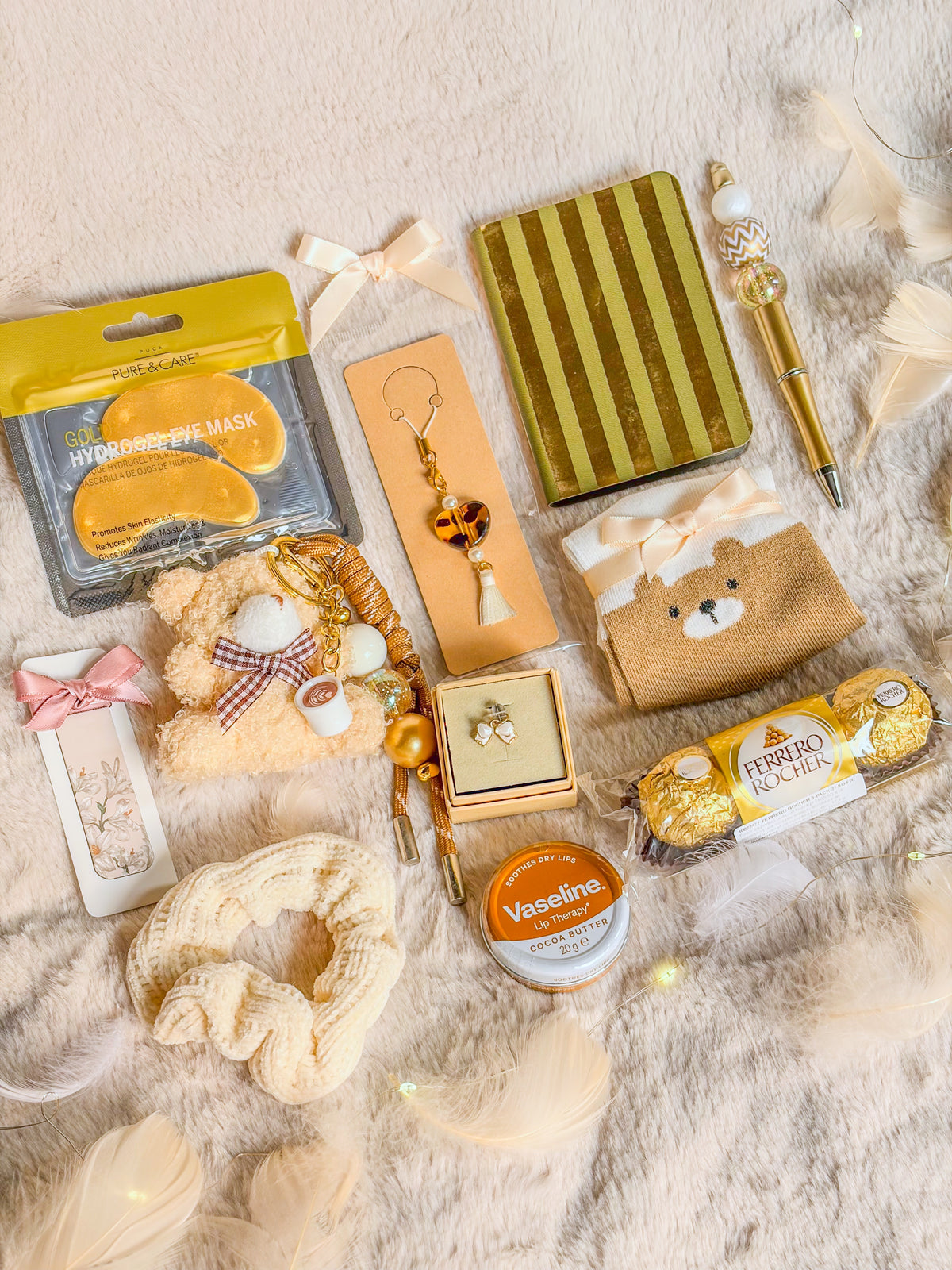 Contenu de la box cocooning ourson BloomLov disposé à plat sur un fond clair
