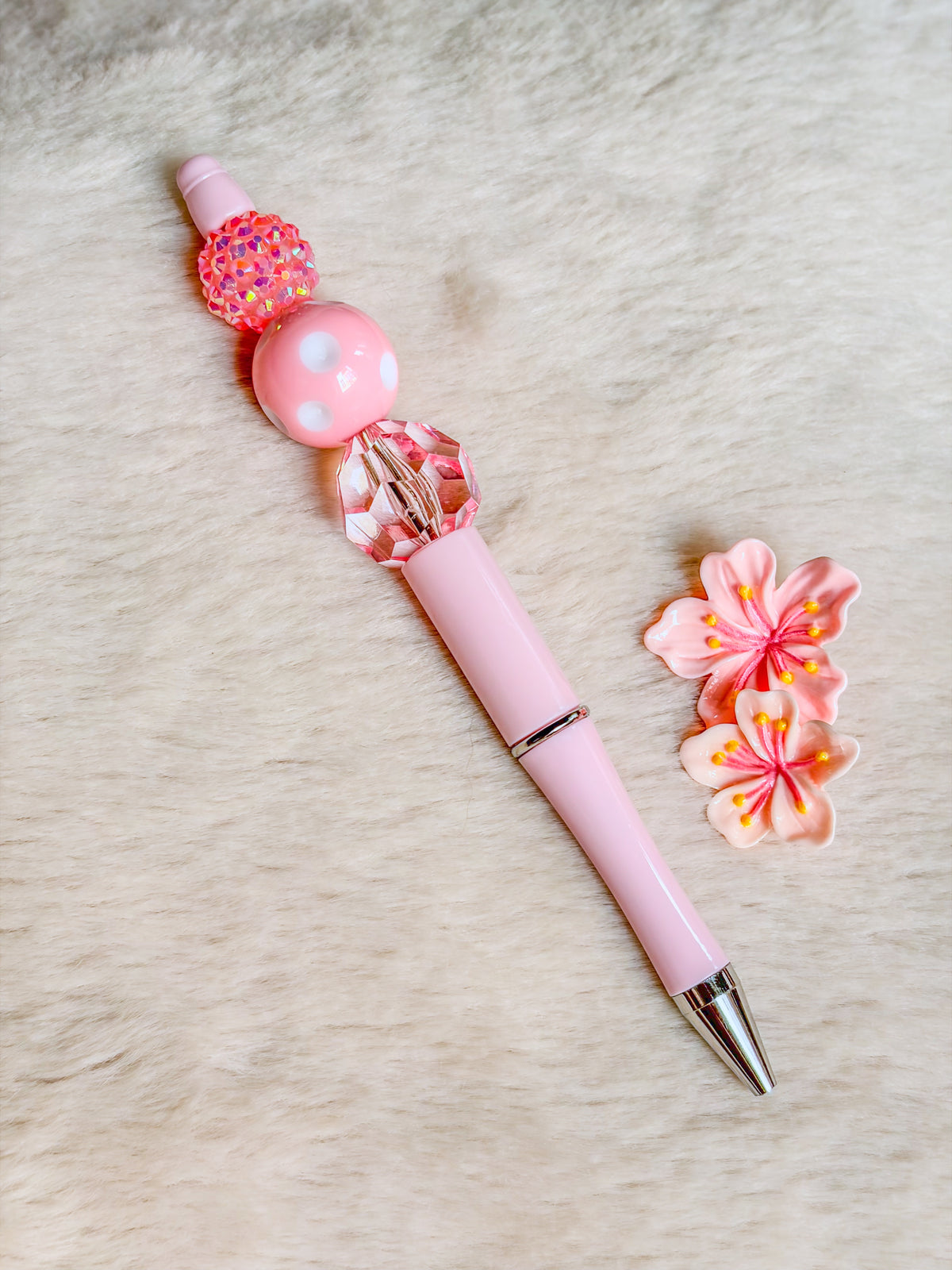 Stylo rose BloomLov décoré de perles roses, à pois blancs, scintillantes et transparentes à facettes