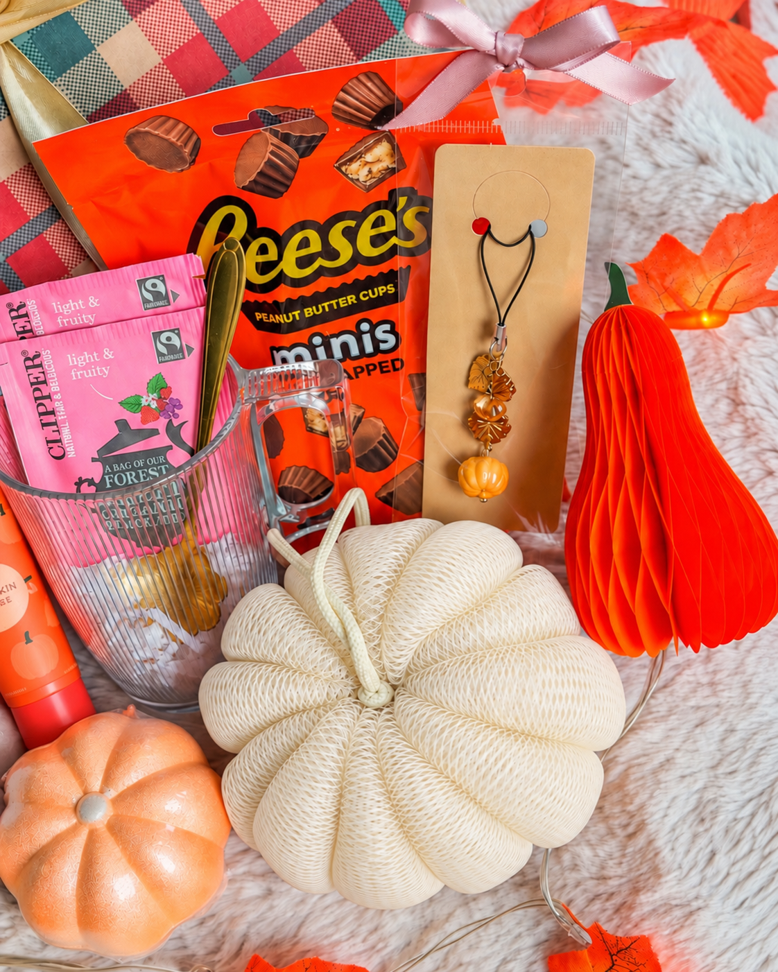 Fleur de douche citrouille, boule de bain orange et phone charm automnal du coffret cadeau BloomLov.