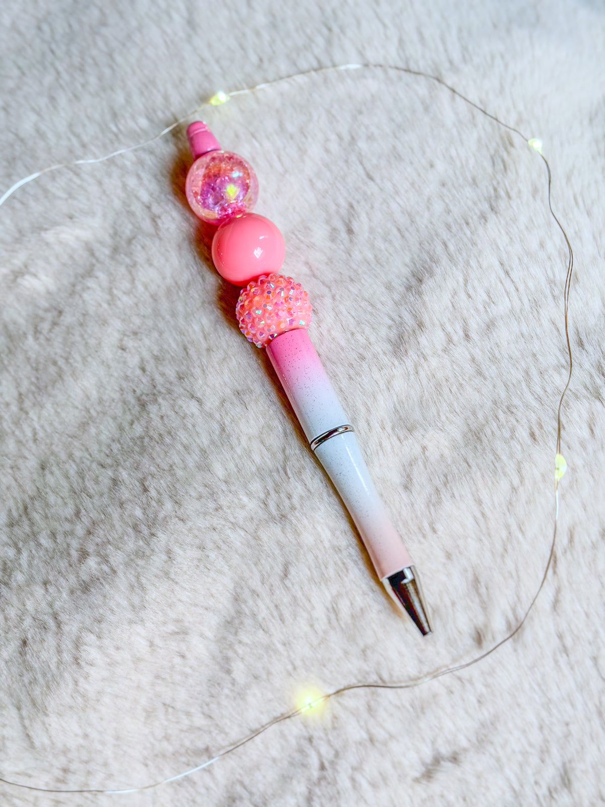 Stylo perlé BloomLov rose et blanc avec perles décoratives roses et scintillantes
