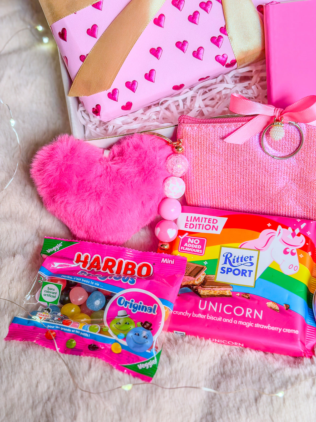 Bag charm cœur en peluche rose, porte-monnaie brillant, Dragibus et chocolat Ritter Sport Unicorn