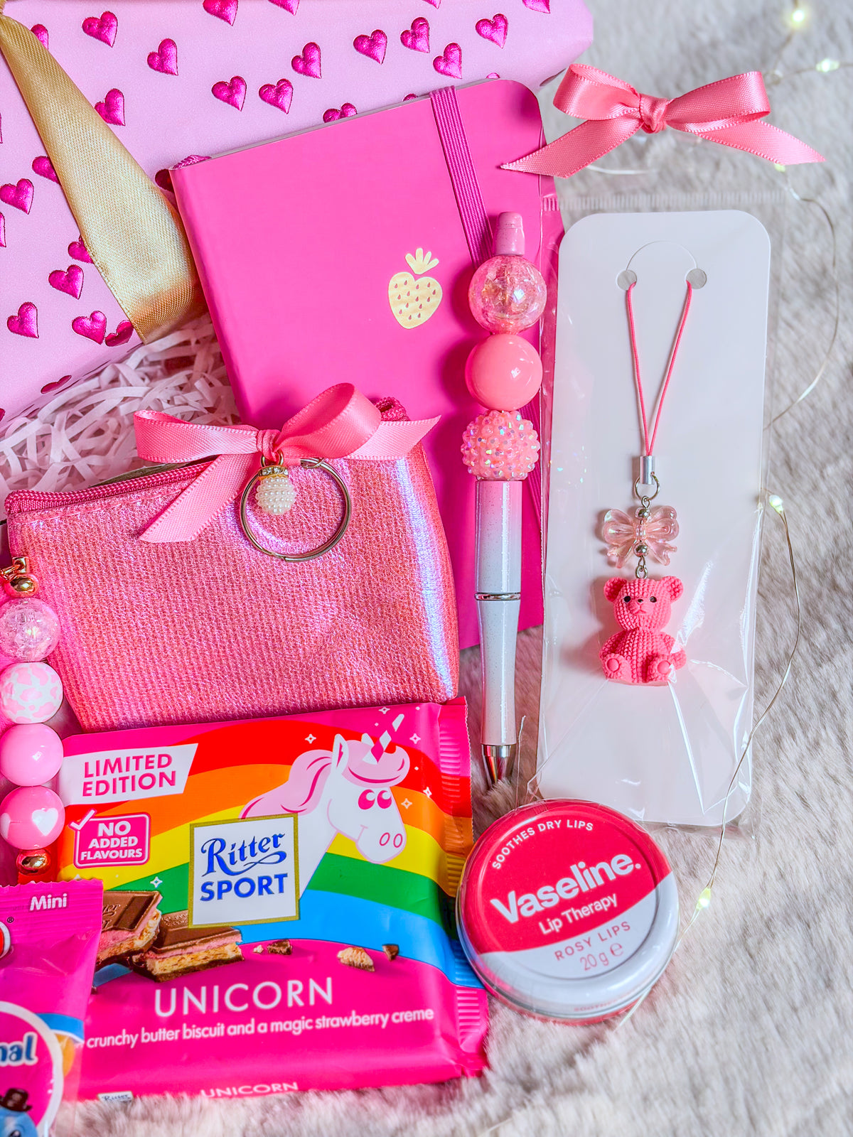 Détail du carnet fraise, stylo perlé, phone charm ourson rose et soin lèvres de la Pink Girly Box