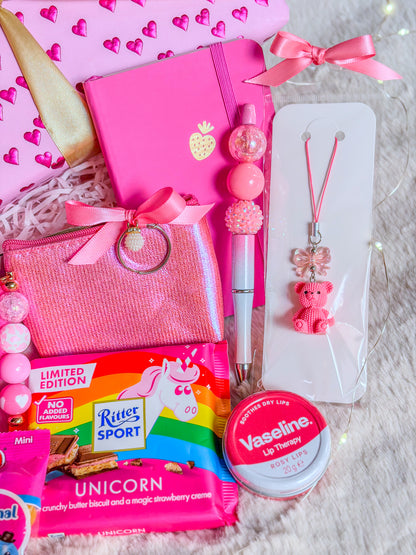 Détail du carnet fraise, stylo perlé, phone charm ourson rose et soin lèvres de la Pink Girly Box