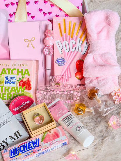 Bandeau rose, pince à cheveux, stylo perlé, crème mains et Pocky fraise du coffret BloomLov