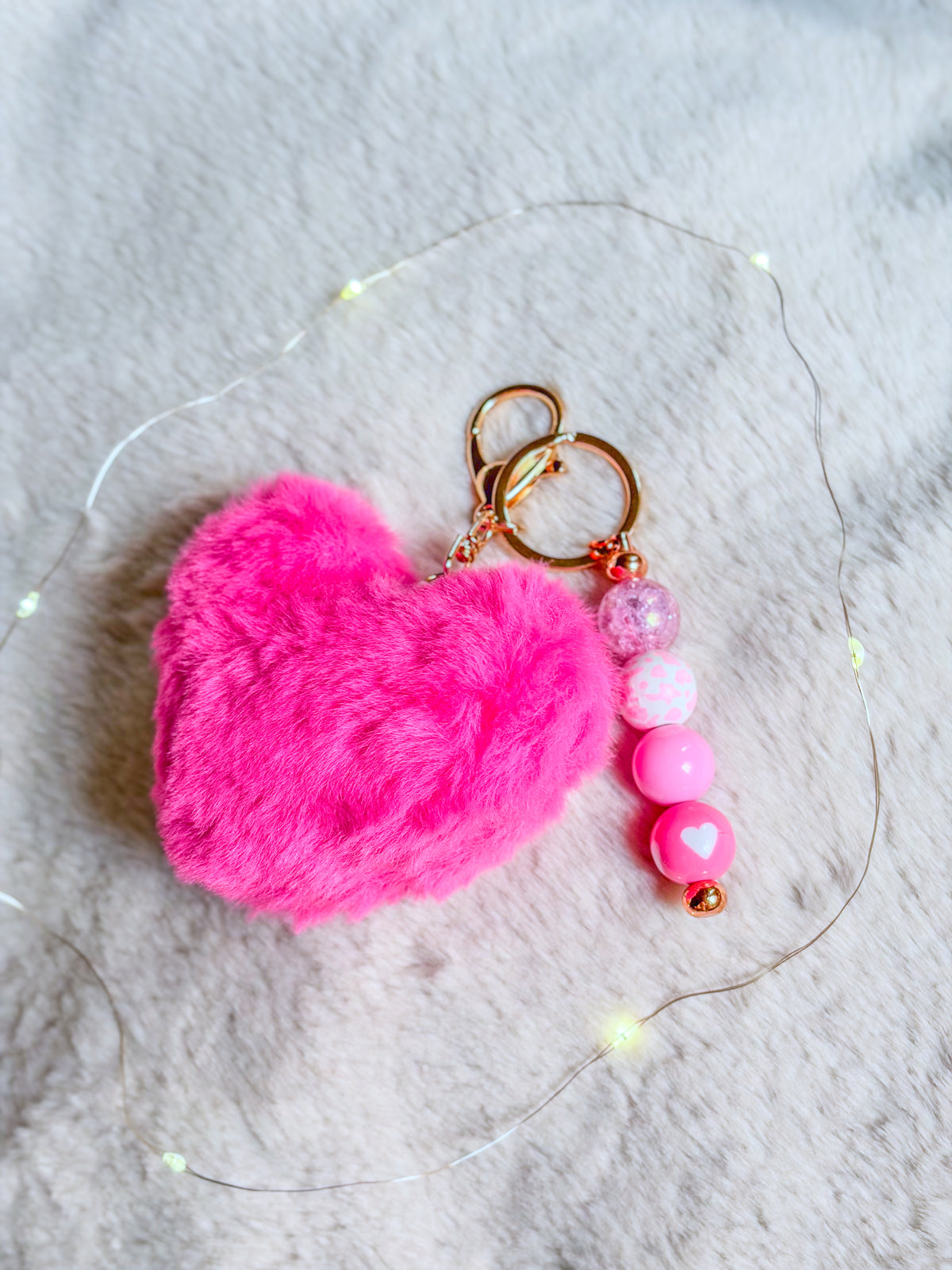 Bijou de sac BloomLov avec cœur en peluche rose vif, perles roses et attaches dorées
