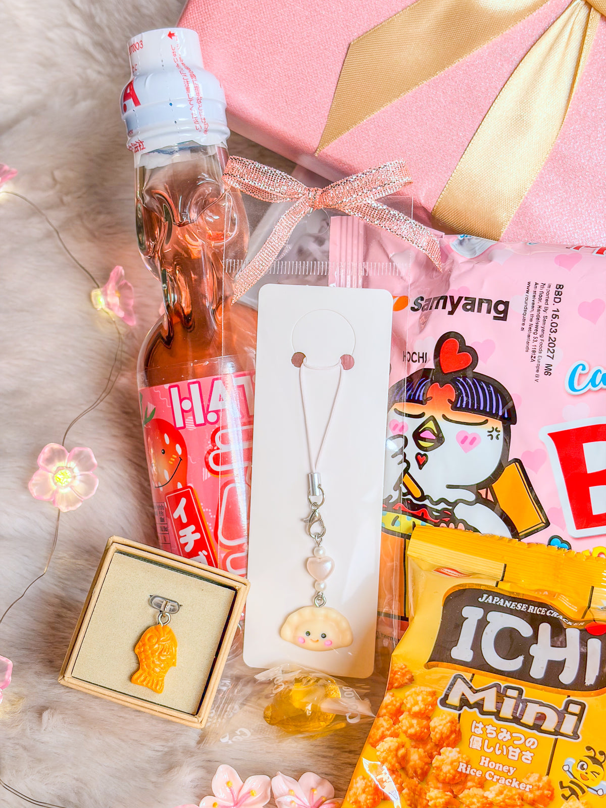 Ramune fraise, phone charm dumpling et bouchon anti-poussière taiyaki du coffret asiatique BloomLov

