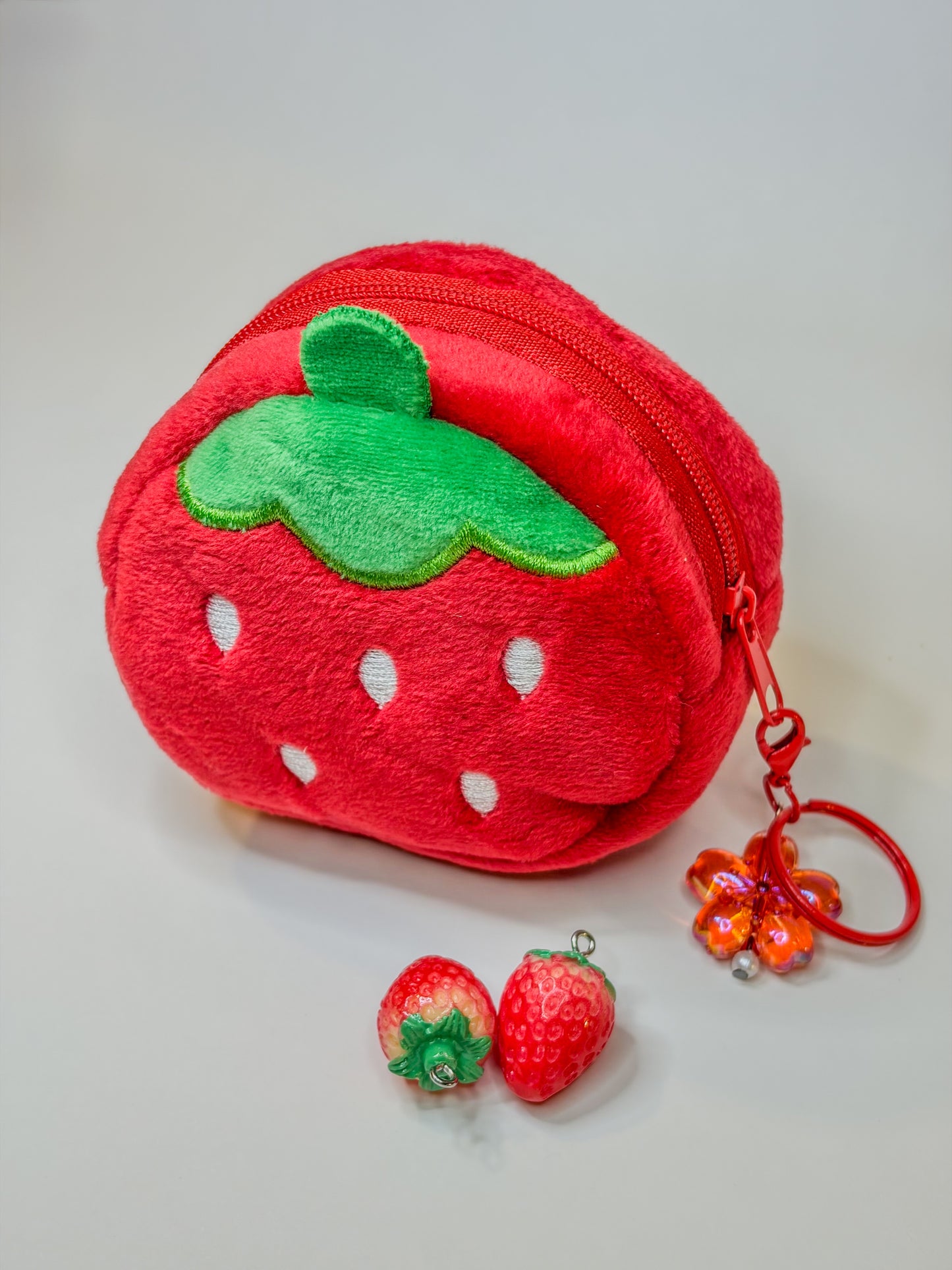 StrawBerry Pocket Plush 🍓 - Porte-Monnaie Peluche Fraise -Keychain - Bag Charm BloomLov