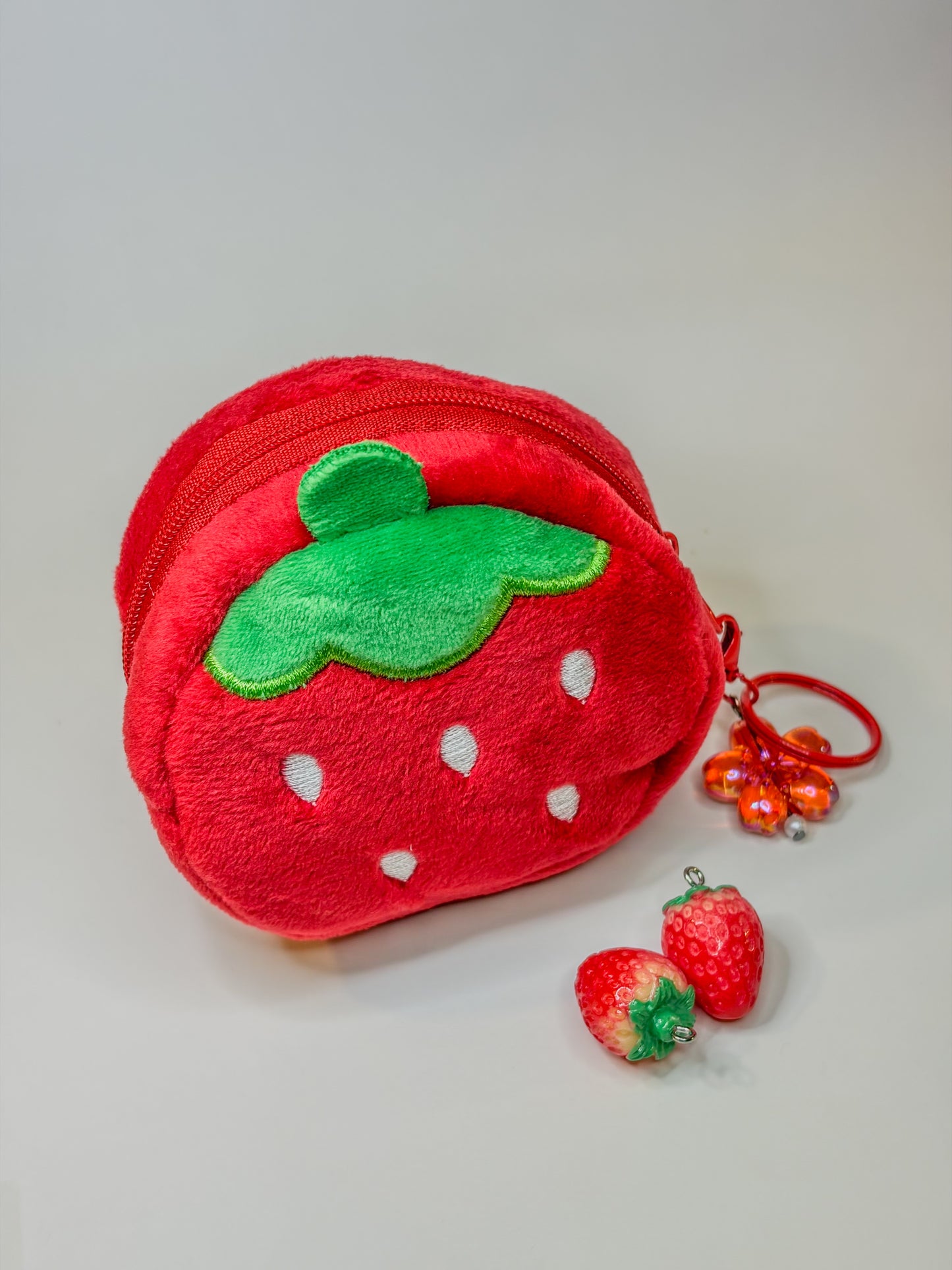 StrawBerry Pocket Plush 🍓 - Porte-Monnaie Peluche Fraise -Keychain - Bag Charm BloomLov