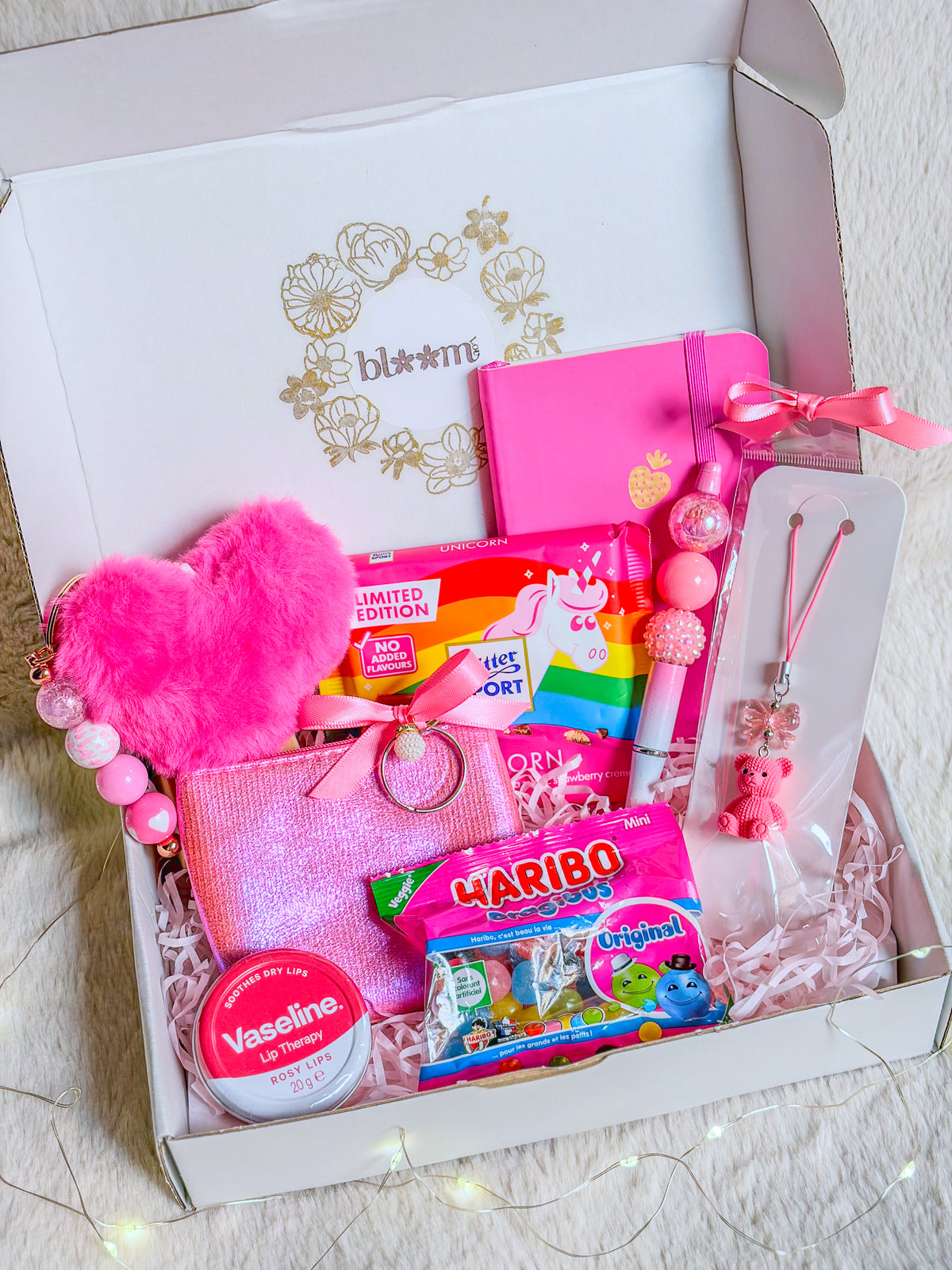 Pink Girly Box BloomLov ouverte avec carnet rose, bijoux de sac et téléphone, porte-monnaie et gourmandises

