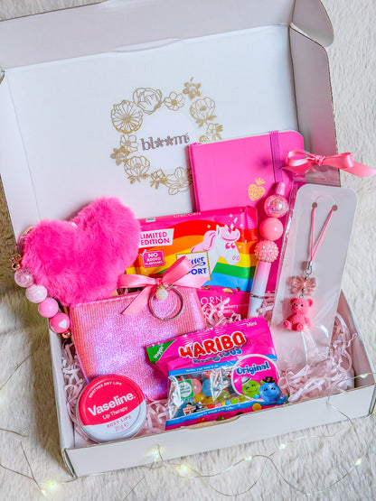 Pink Girly Box BloomLov ouverte avec carnet rose, bijoux de sac et téléphone, porte-monnaie et gourmandises

