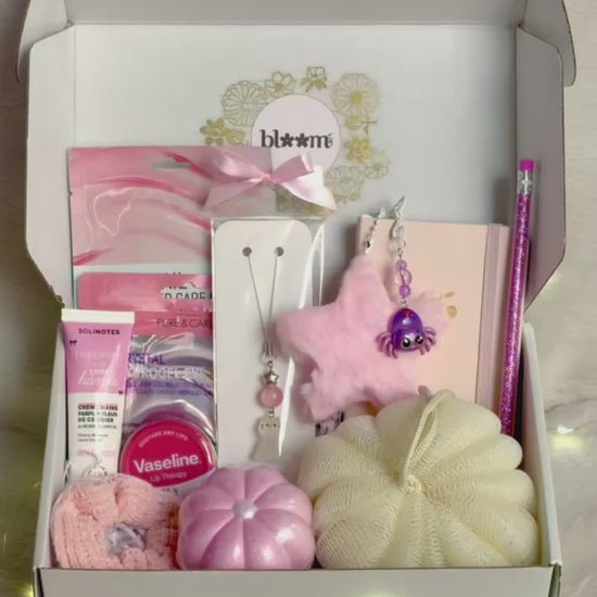 Box Halloween rose pour femme ou ado avec soins, accessoires cocooning et créations BloomLov. Une idée cadeau girly, spooky cute et originale pour Halloween