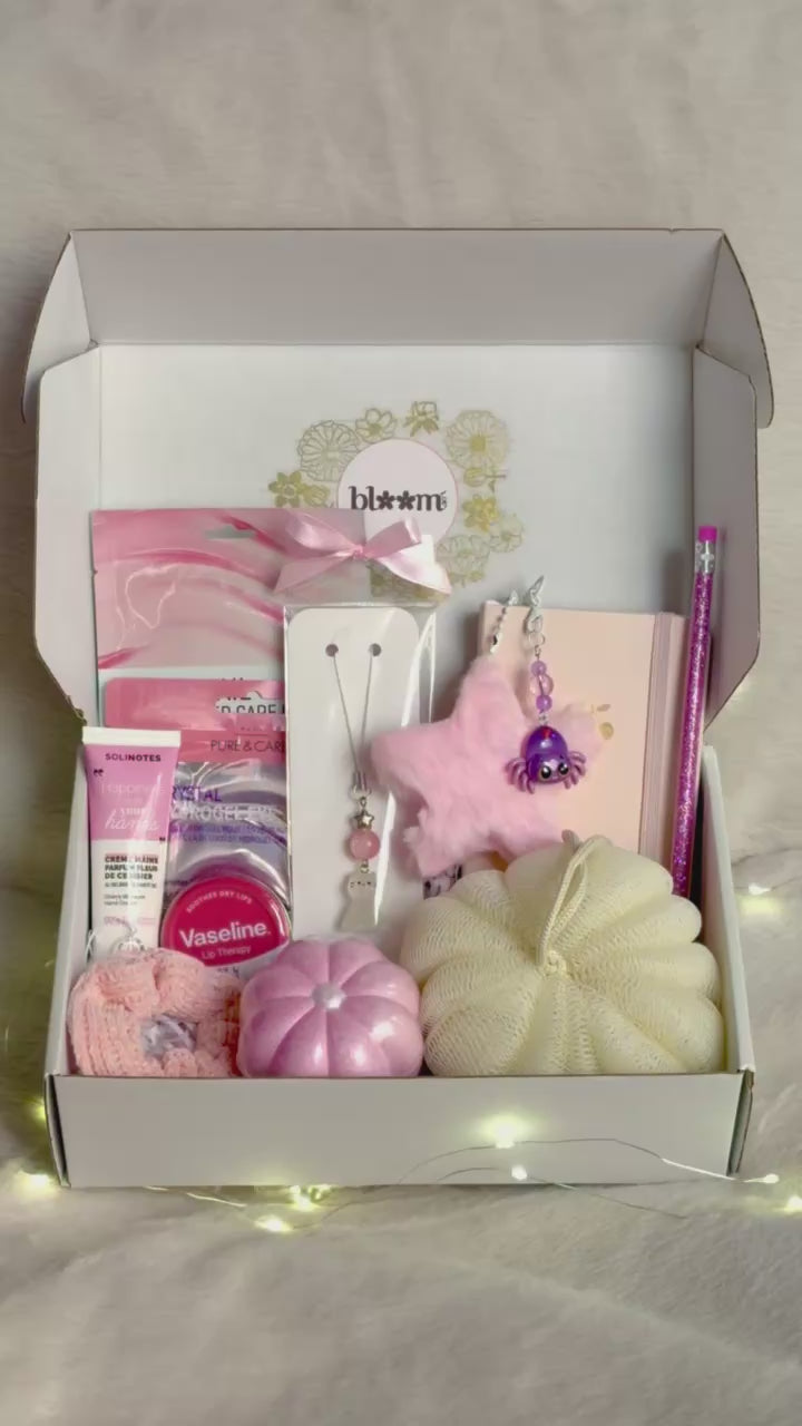 Box Halloween rose pour femme ou ado avec soins, accessoires cocooning et créations BloomLov. Une idée cadeau girly, spooky cute et originale pour Halloween